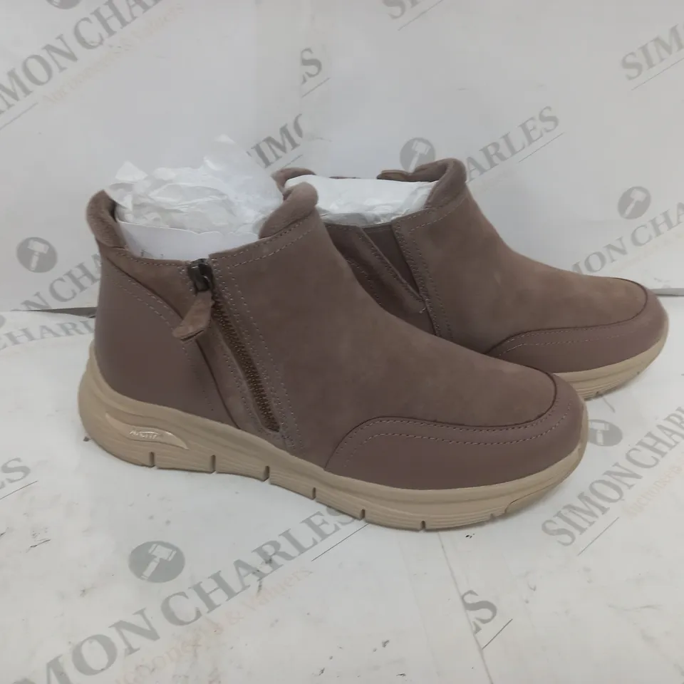 SKETCHERS ARCHFIT SMOOTH ZIP BOOT MUSHROOM COLOUR SIZE 5