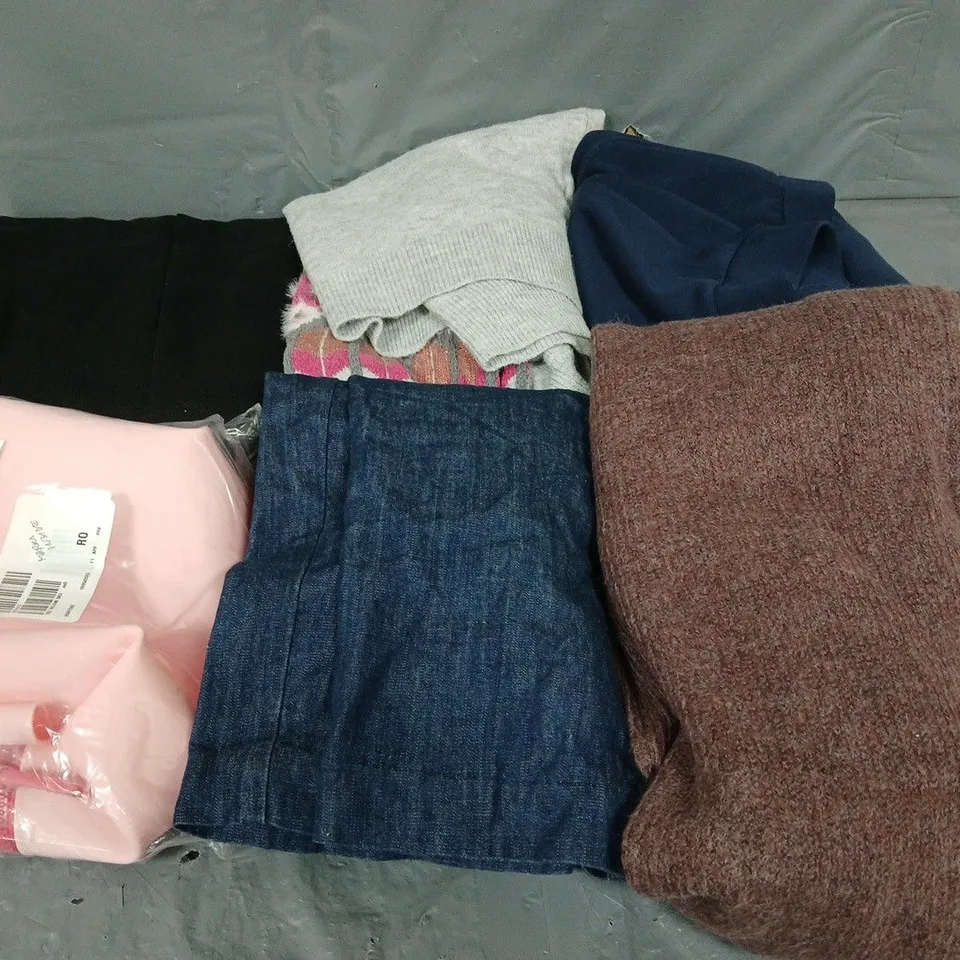 APPROXIMATELY 20 ASSORTED CLOTHING ITEMS IN VARIOUS COLOURS, STYLES AND SIZES