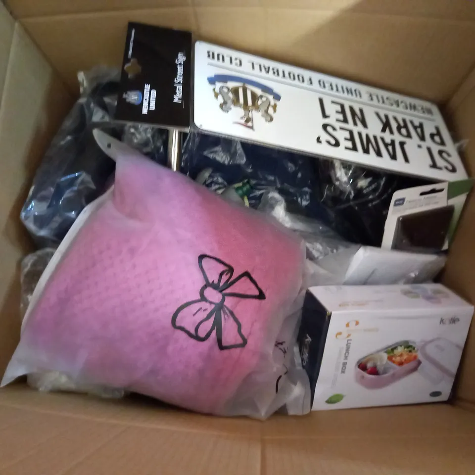 BOX OF APPROXIMATELY 20 ASSORTED ITEMS TO INCLUDE GARDEN EXPANDABLE HOSE, EASY CARE FLAT SHEET BY UMMI HOME, MARKSMAN 300PC DRILL BIT SET, ETC