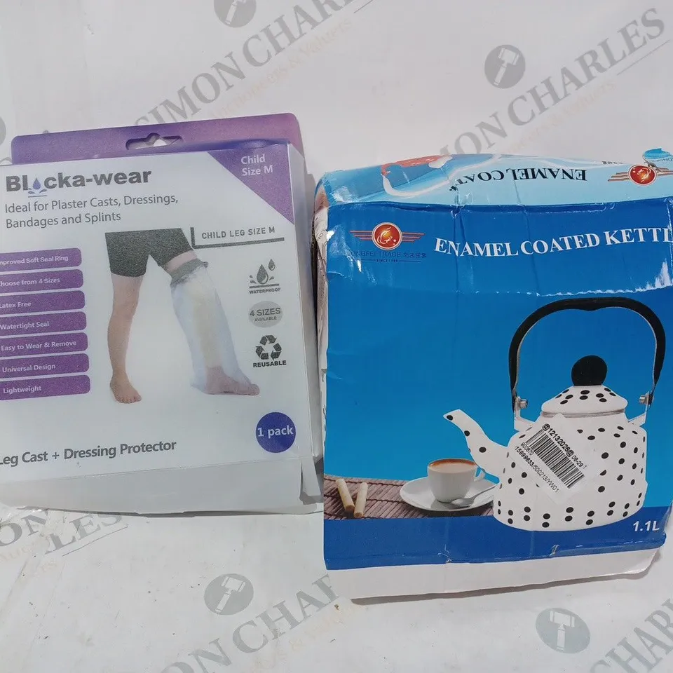 BOX OF APPROXIMATELY 8 ASSORTED HOUSEHOLD ITEMS TO INCLUDE ENAMEL COATED KETTLE, LEG CAST + DRESSING PROTECTOR, ETC