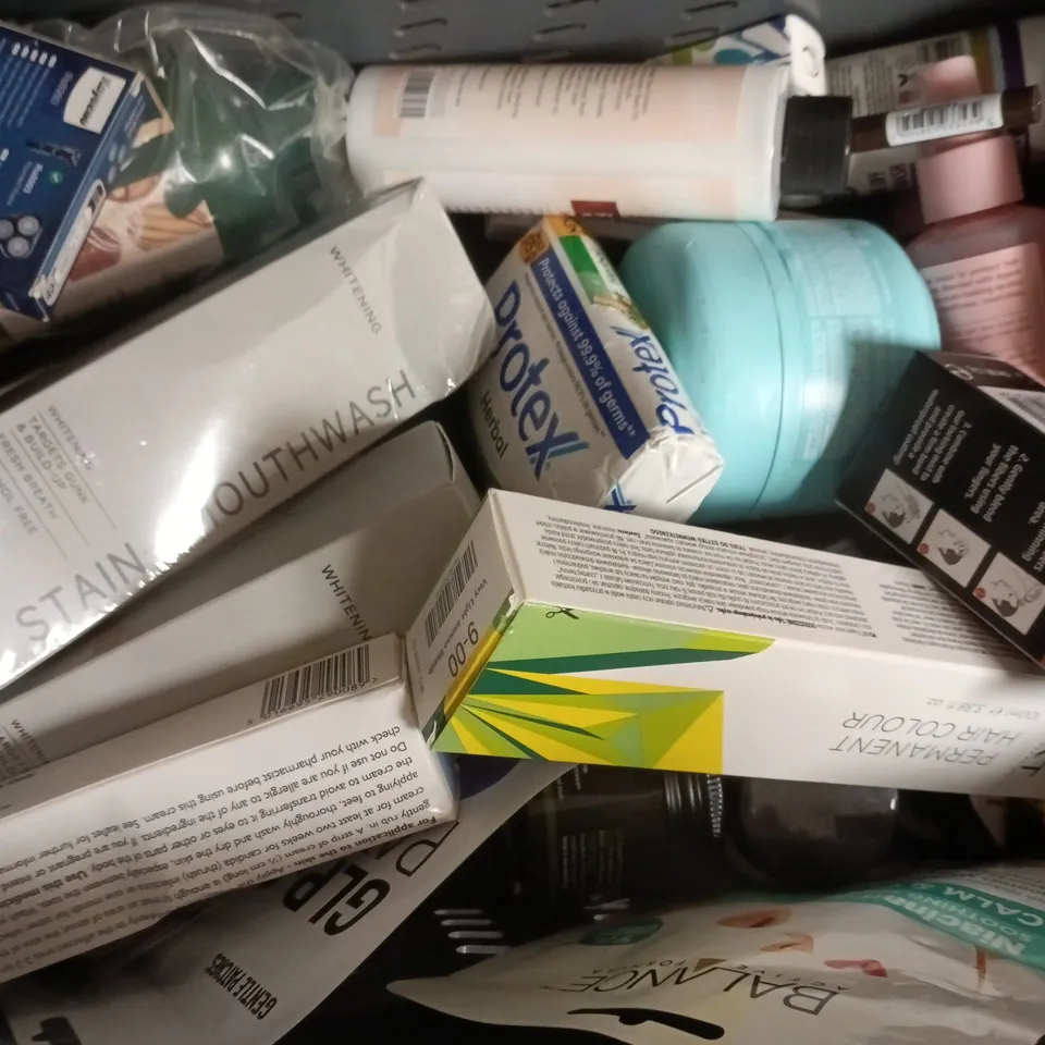 APPROXIMATELY 18 ASSORTED COSMETIC ITEMS TO INCLUDE CLERE, PIZ BUIN, ETC - COLLECTION ONLY