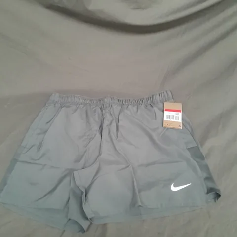 NIKE CHALLENGER SHORTS IN GREY SIZE L