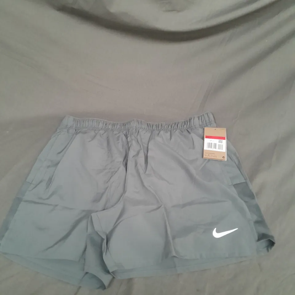 NIKE CHALLENGER SHORTS IN GREY SIZE L