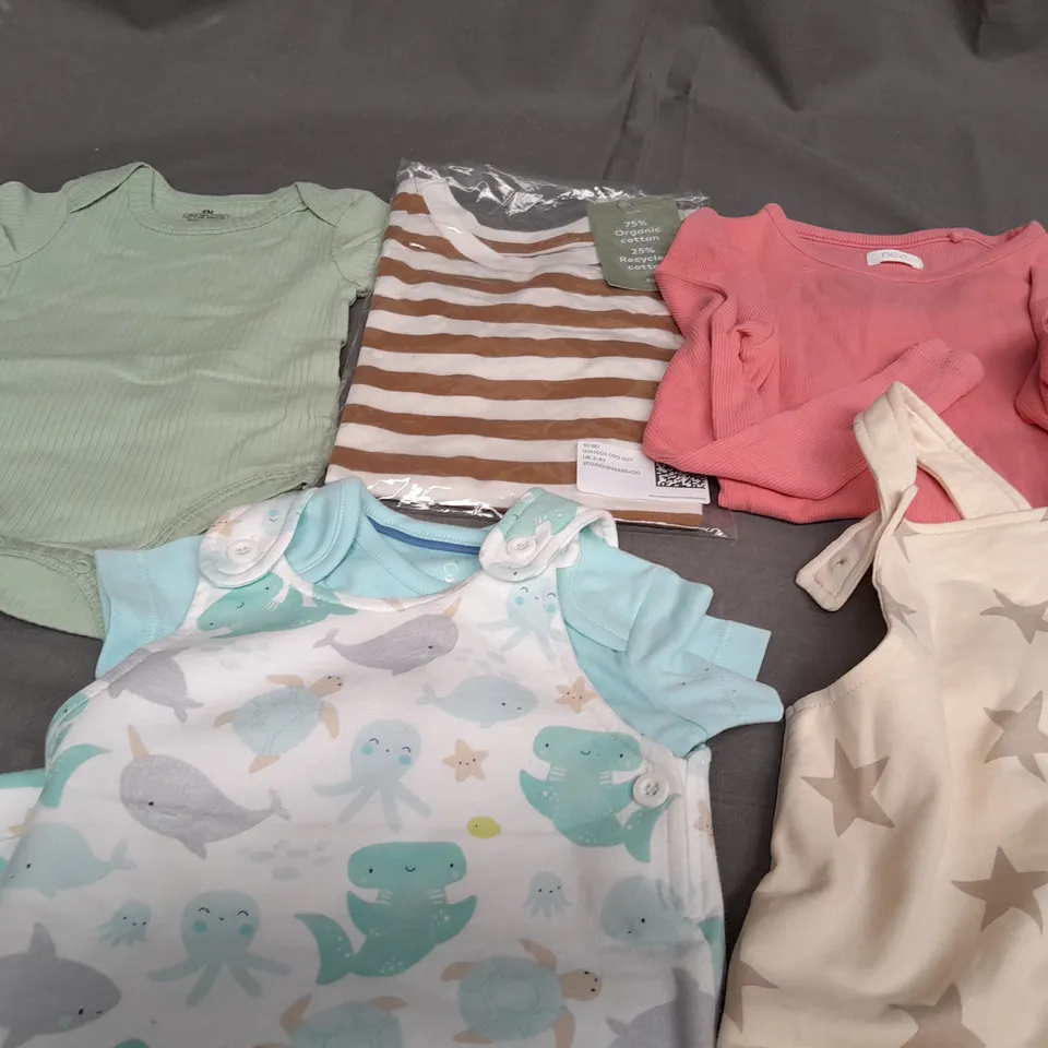 APPROXIMATELY 14 ASSORTED 0-5 YEARS CHILDRENS CLOTHING ITEMS TO INCLUDE - T-SHIRT , ONESEI , JUMPER 