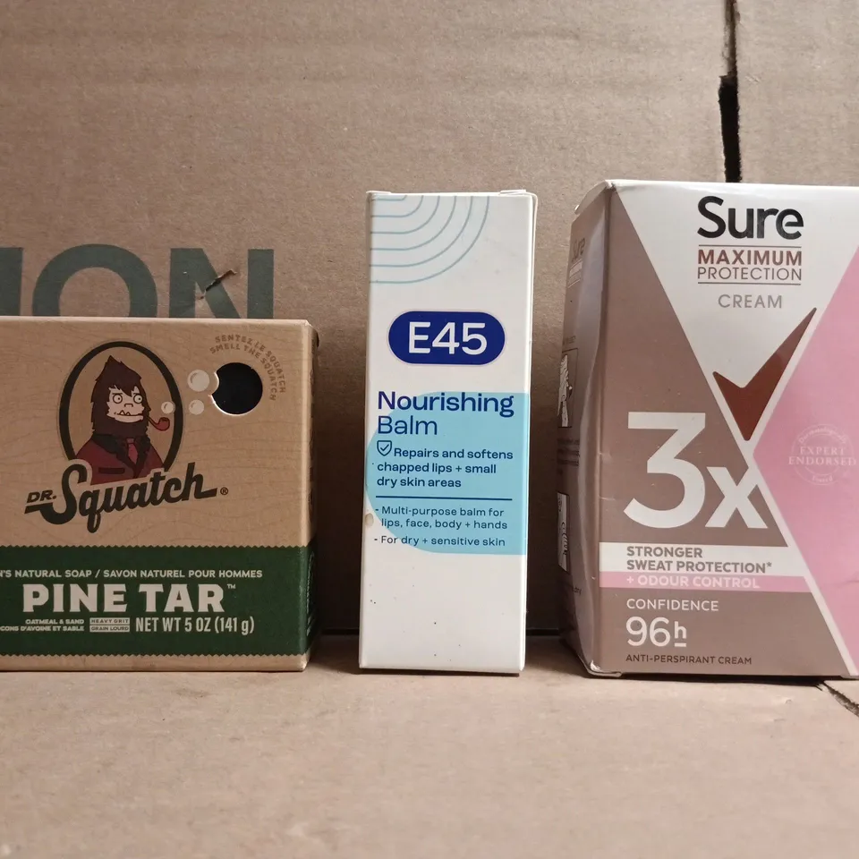 APPROXIMATELY 15 ASSORTED COSMETIC ITEMS TO INCLUDE SURE, E45, ETC - COLLECTION ONLY