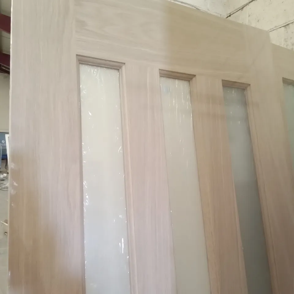 PACKAGED 1981 X 686MM OAK VENEER GLAZED INTERNAL DOOR 