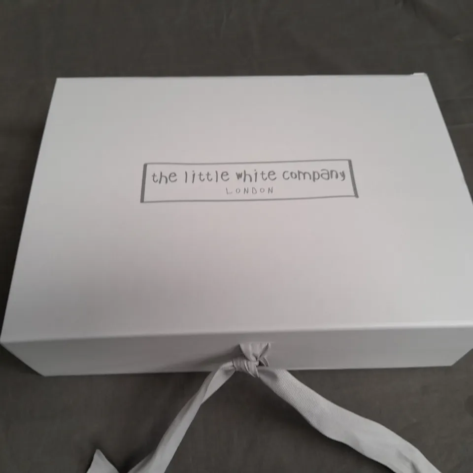 THE LITTLE WHITE COMPANY HYDROCOTTON BABY ROBE IN WITE - 6/12 MONTHS
