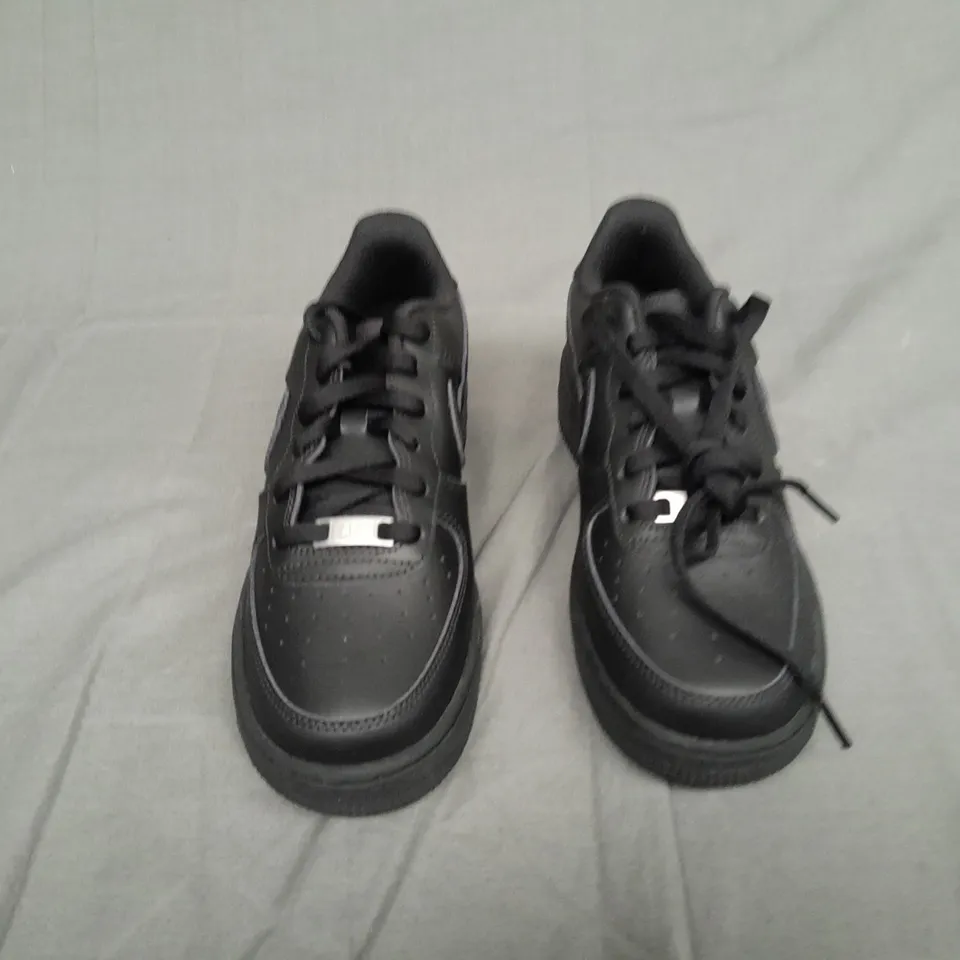 UNBOXED PAIR OF NIKE AIR FORCE 1 IN BLACK SIZE UK 5.5