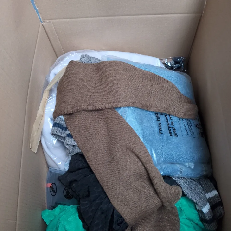 BOX OF APPROXIMATELY 25 ASSORTED CLOTHING ITEMS TO INCLUDE KNITTED JUMPER, JEANS, BUTTON UP CARDIGAN ETC