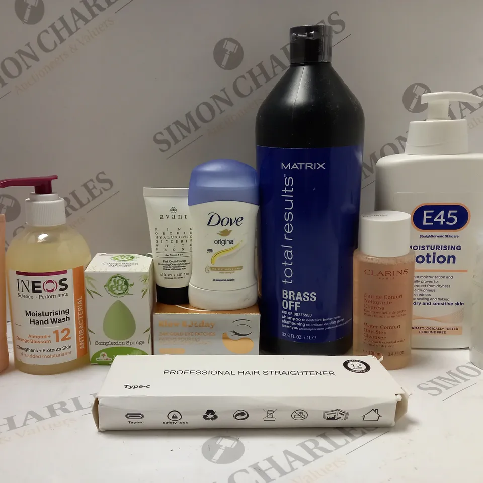 BOX OF APPROX 10 ASSORTED BEAUTY PRODUCTS TO INCLUDE MATRIX BRASS OFF SHAMPOO, SLOW SUNDAY GOLD EYE PATCHES, CLARINS WATER COMFORT CLEANSER, ETC 