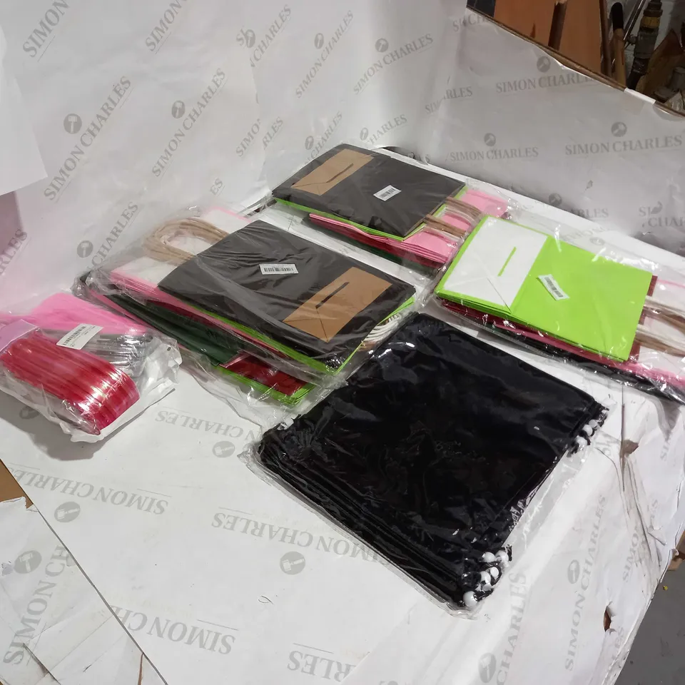 LOT OF 6 GIFT BAGS ARRAIGNING IN DIFFERENT COLOURS 