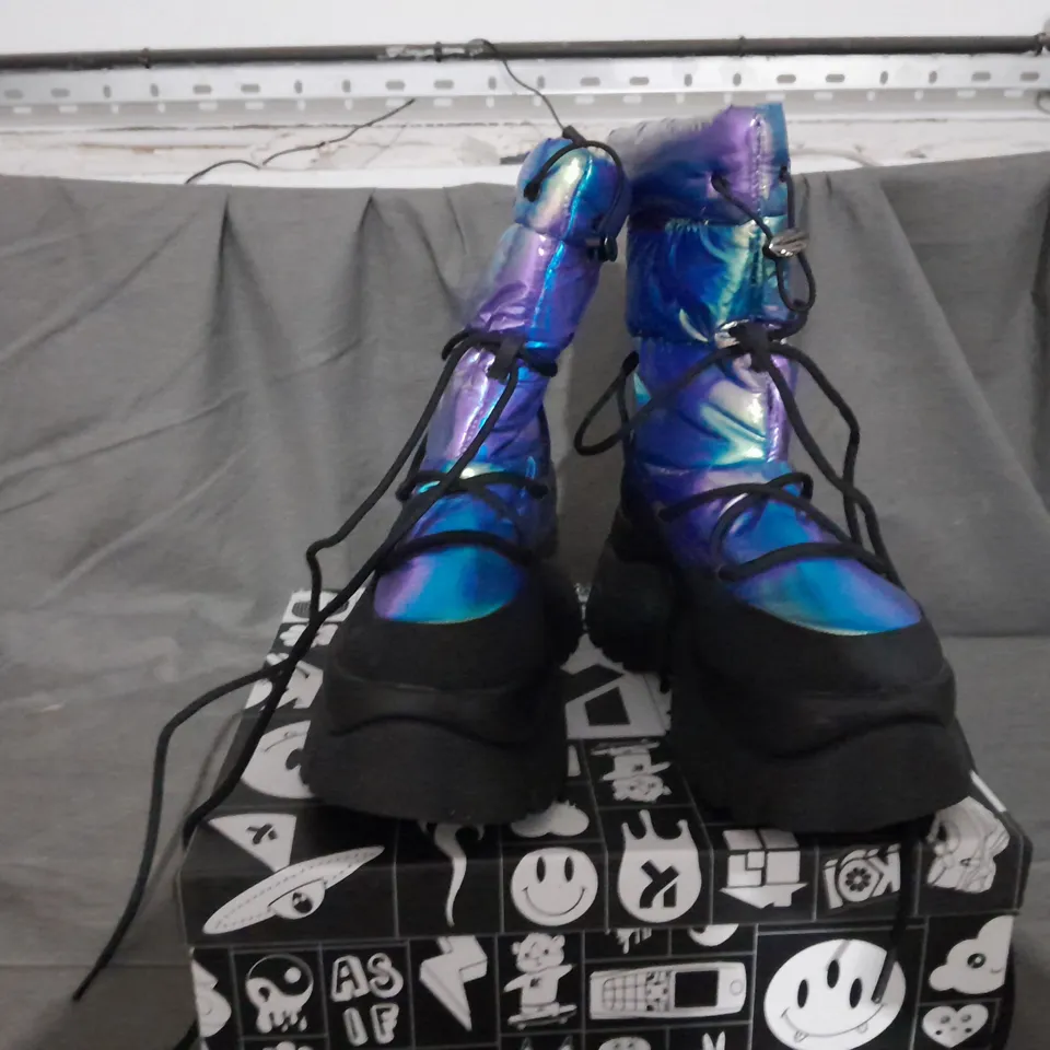 BOXED PAIR OF KOI RAINBOW SNOW BOOTS SIZE 6