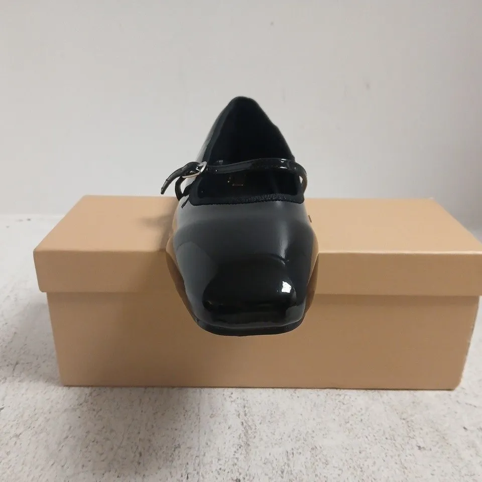 BOXED PAIR OF SIMMI LONDON SHOES IN GLOSSY BLACK SIZE UK 7