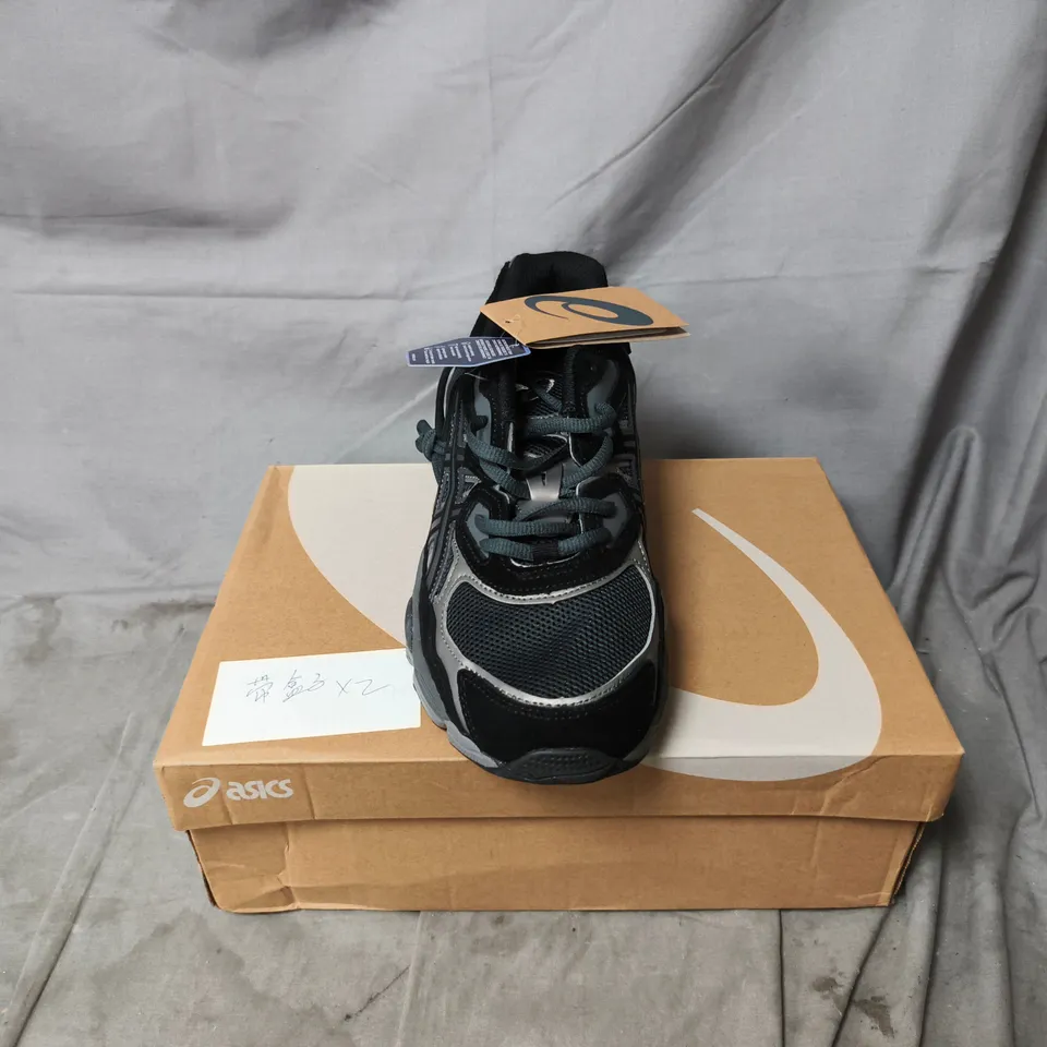BOXED PAIR OF ASICS GEL NYC TRAINERS IN GREY/BLACK - UK 10