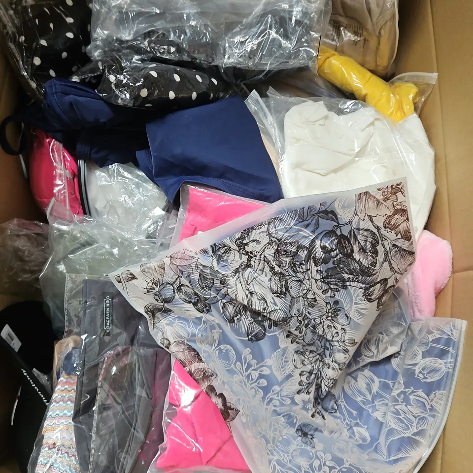 BOX OF APPROXIMATELY 20 ASSORTED CLOTHING ITEMS TO INCLUDE - TOPS - JACKET - JEANS - ETC