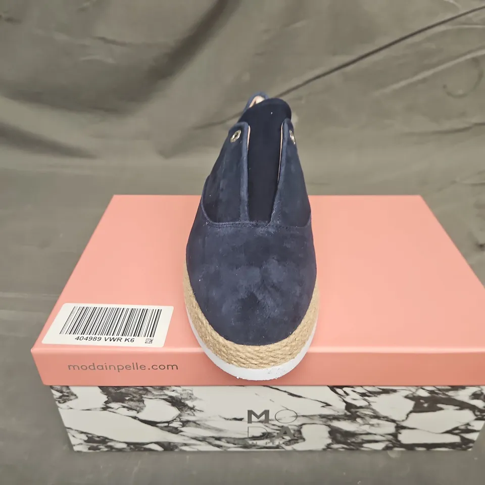 BOXED PAIRD OF MODA IN PELLE FELICIE NAVY SUDED LOAFERS - UK SIZE 39