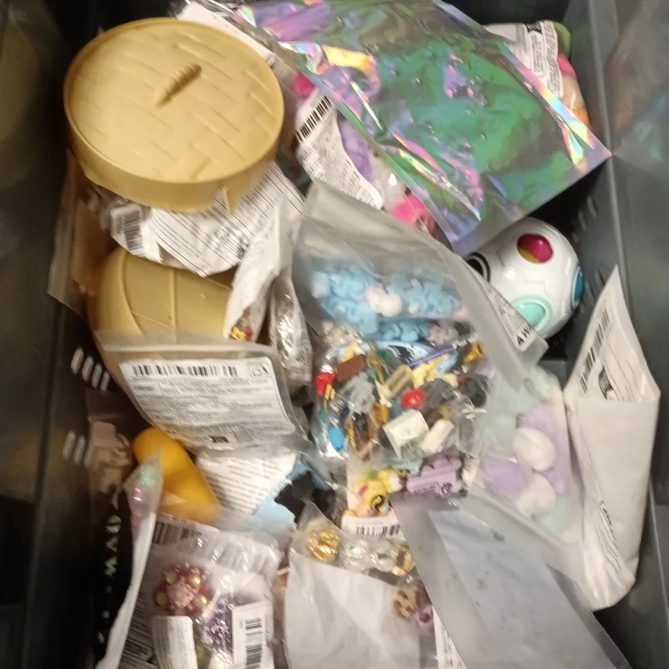 APPROXIMATELY 15 ASSORTED TOYS & GAMES PRODUCTS TO INCLUDE SENSORY CARDS, PLUSH TOY, MINI FIGURE ETC 