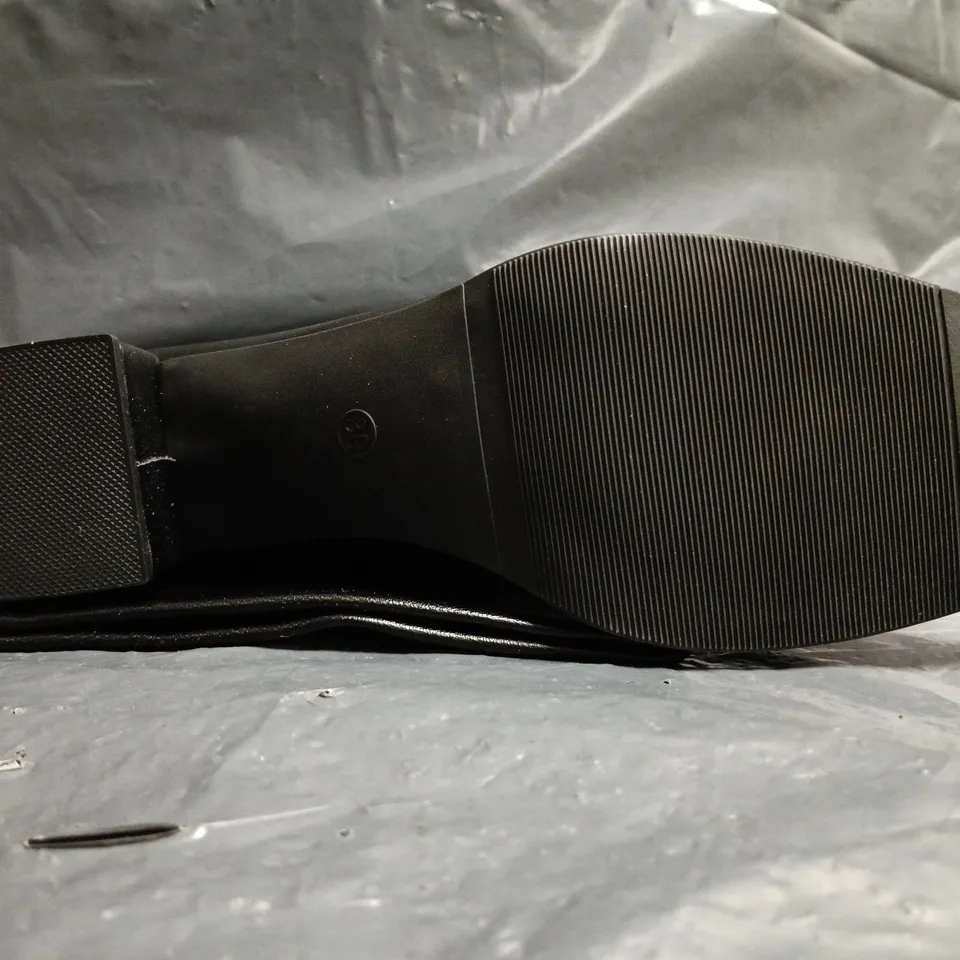 BOXED PAIR OF UNBRANDED LOW BLOCK HEEL KNEE-HIGH BOOTS IN BLACK SIZE EU 39
