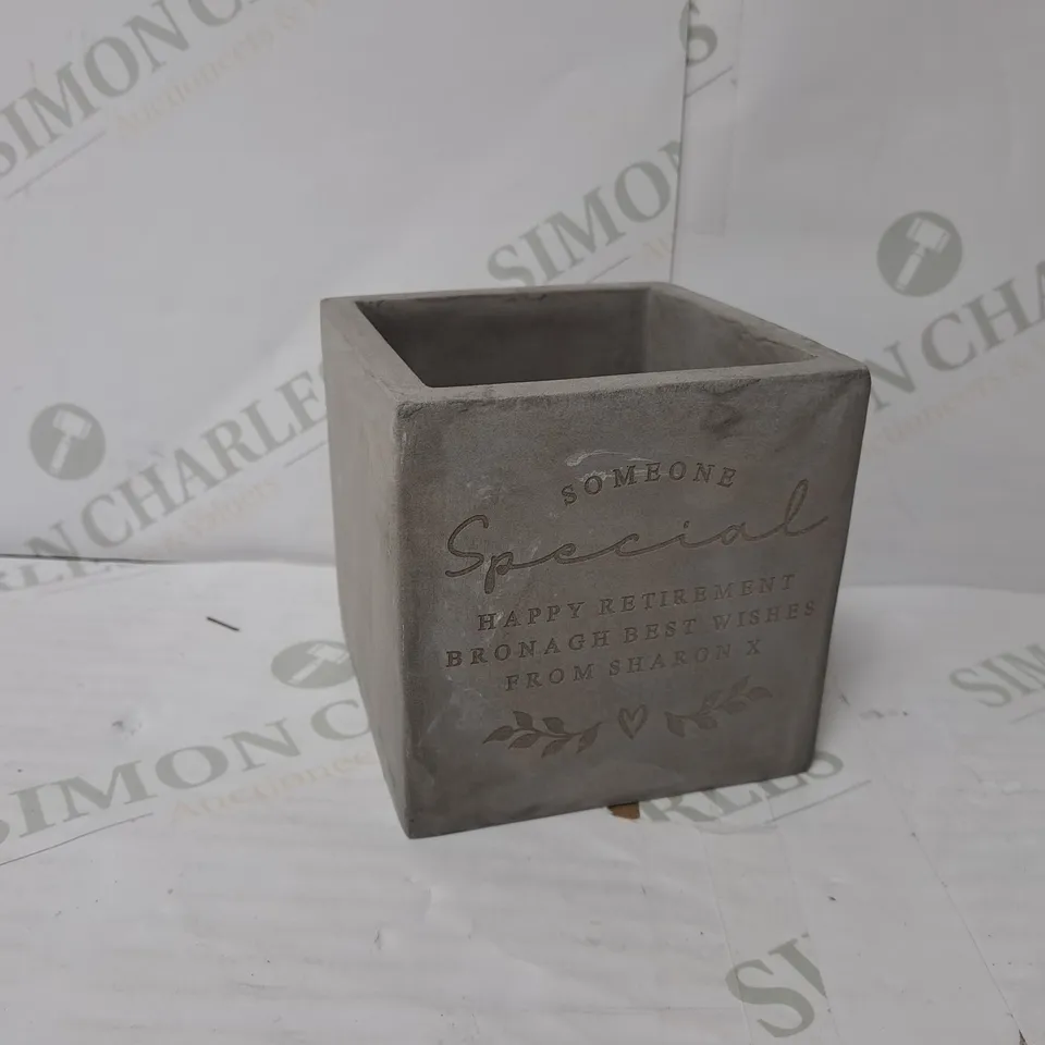 BOXED WORLD'S BEST CONCRETE POT RRP £14.99