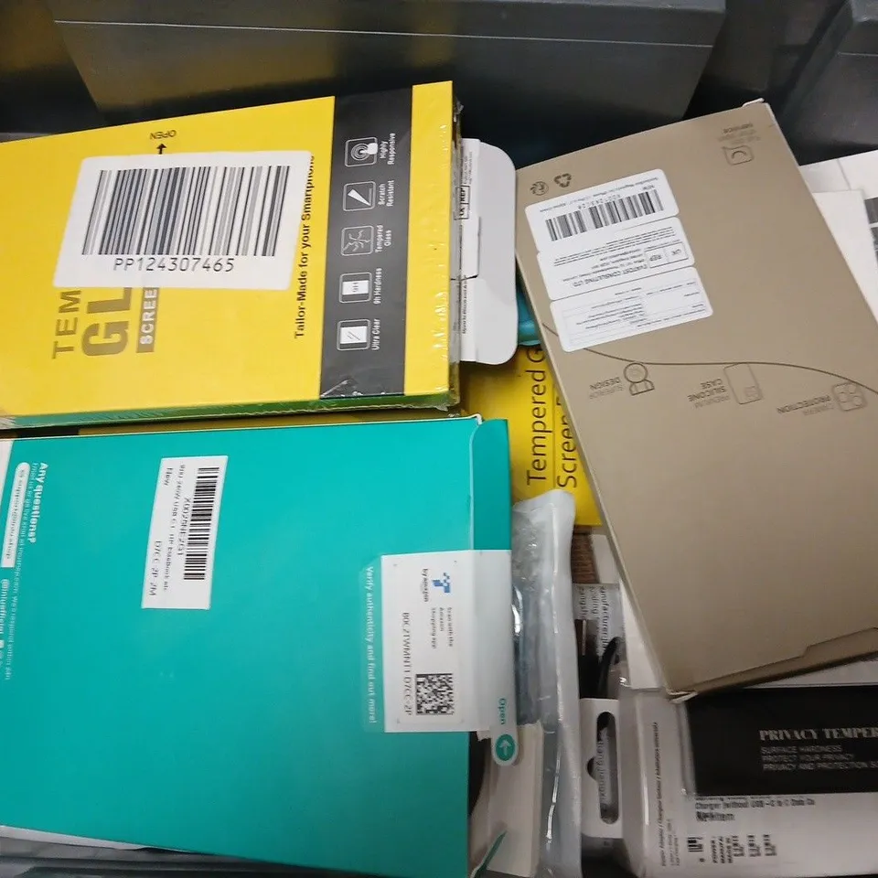 APPROXIMATELY 15 ASSORTED MOBILE PHONE ACCESSORIES TO INCLUDE CASES, SCREEN PROTECTORS AND CHARGERS