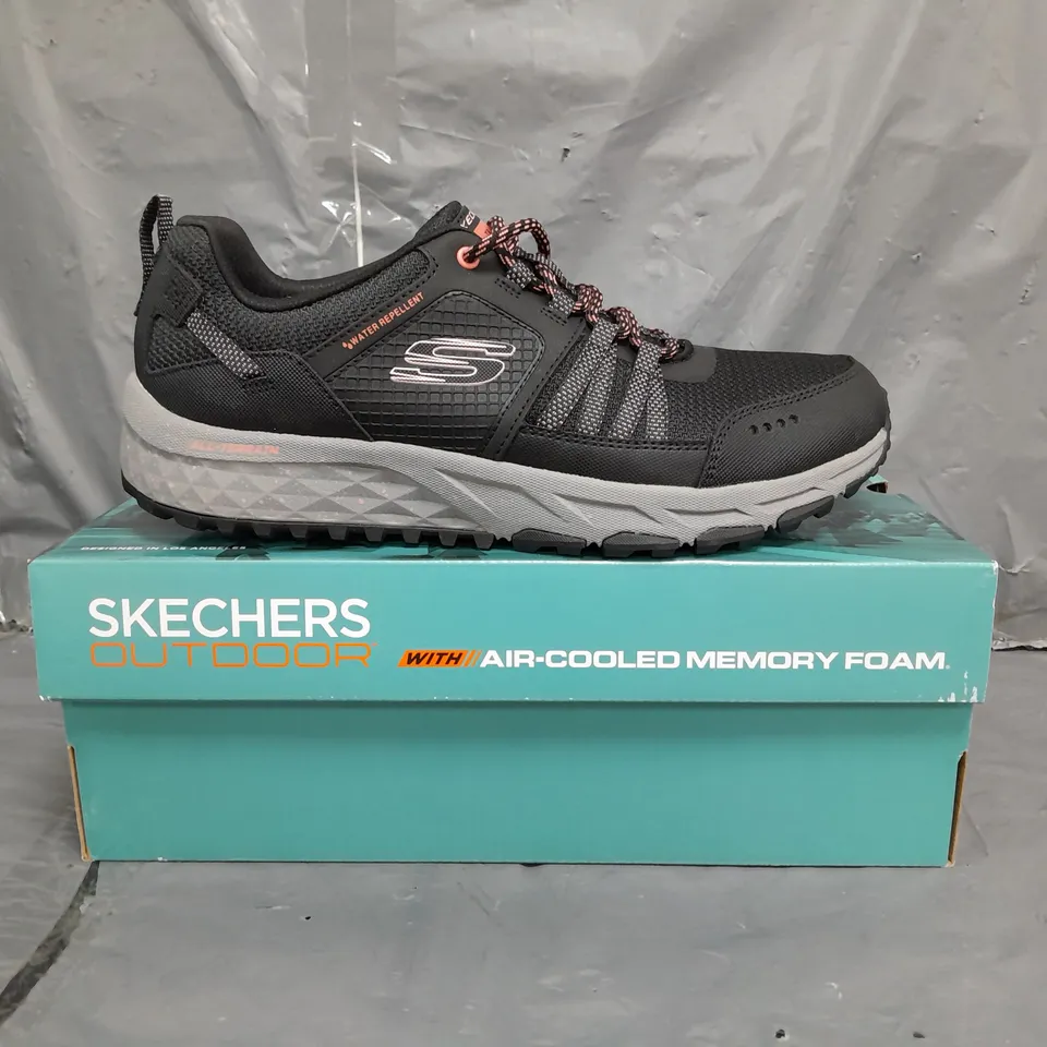 BOXED PAIR OF SKECHERS OUTDOOR MEMORY FOAM TRAINERS IN NAVY SIZE 7