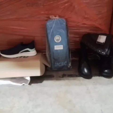 PALLET OF ASSORTED HOUSEHOLD GOODS AND PRODUCTS TO INCLUDE;WOMEN'S HIGH HEELS,TRAINERS,MCFC BAG