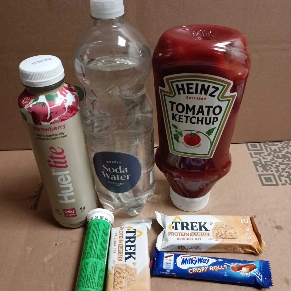 APPROXIMATELY 10 ASSORTED FOOD/DRINK PRODUCTS TO INCLUDE TREK BAR, CRISPY ROLLS, HUEL LITE ETC 