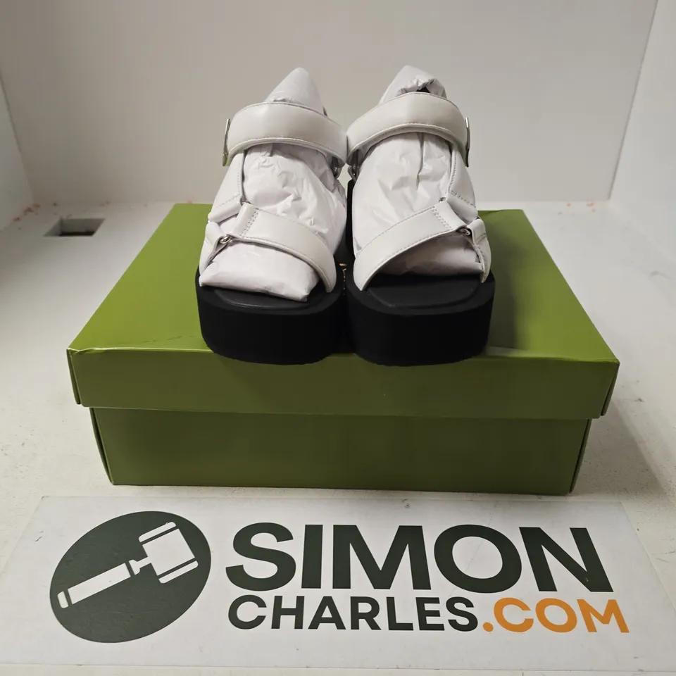 BOXED PAIR OF TONY BURCH MELLOW PLATFORM SANDAL NAPP LEATHER SANDALS IN OPTIC WHITE - US 6.5
