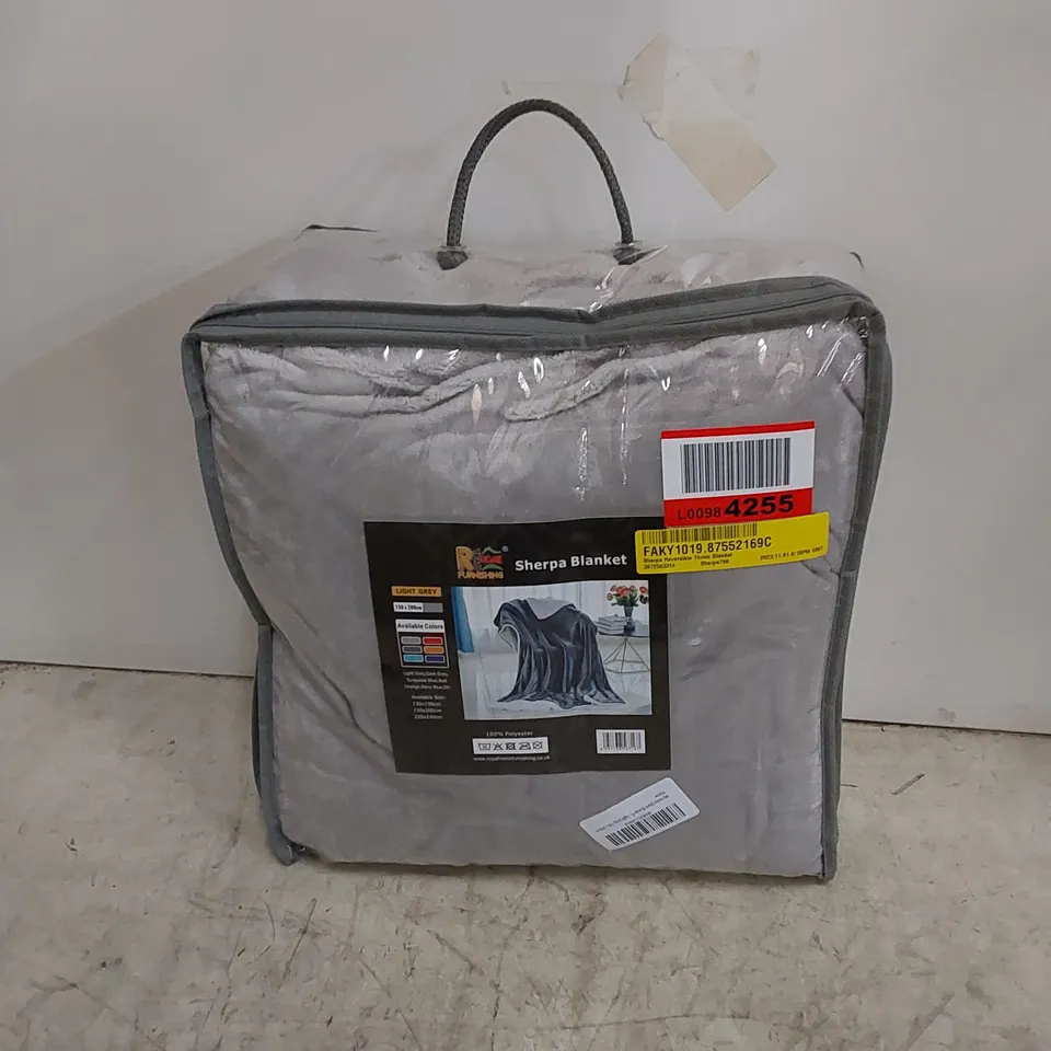 BAGGED SHERPA REVERSIBLE THROW BLANKET // SIZE: 150 X 200cm