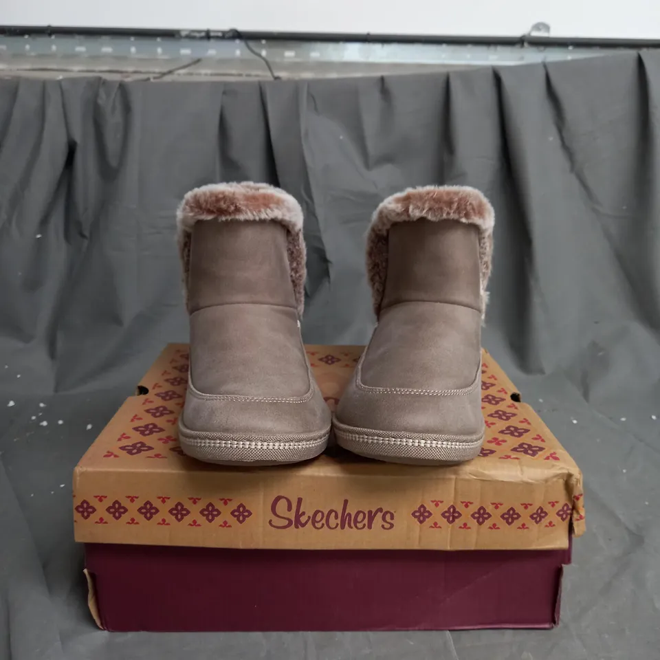 BOXED PAIR OF SKECHERS COZY SLIPPER BOOTS IN TAUPE SIZE 6.5