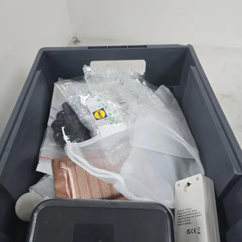 APPROXIMATELY 12 ASSORTED HOUSEHOLD ITEMS INCLUDING SUPER BRIGHT BATHROOM CLEANERS AND GREEN LIVE FLY CATCH TRAP