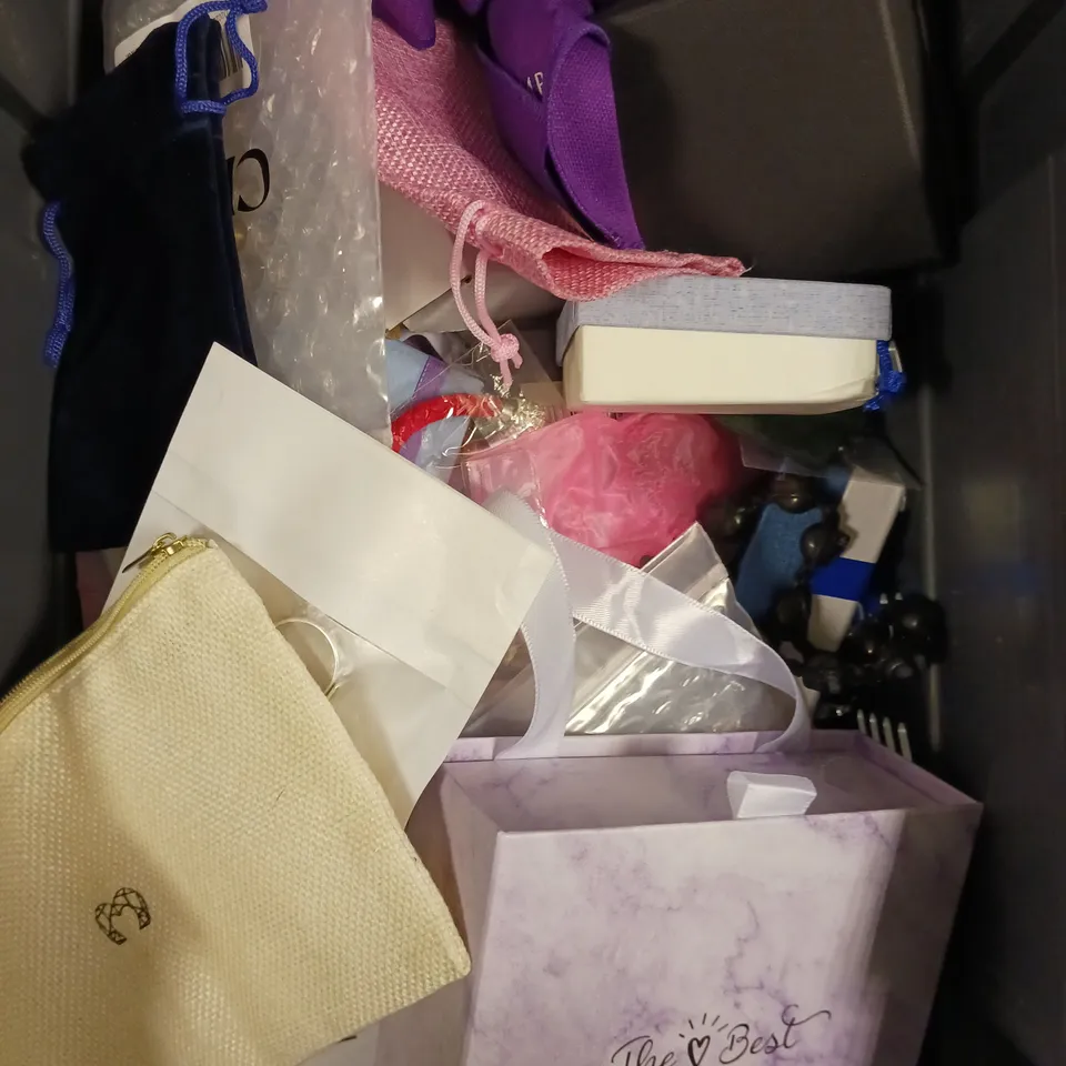 APPROXIMATELY 30 ASSORTED JEWELLERY ITEMS TO INCLUDE WATCHES, BRACELETS, NECKLACES ETC