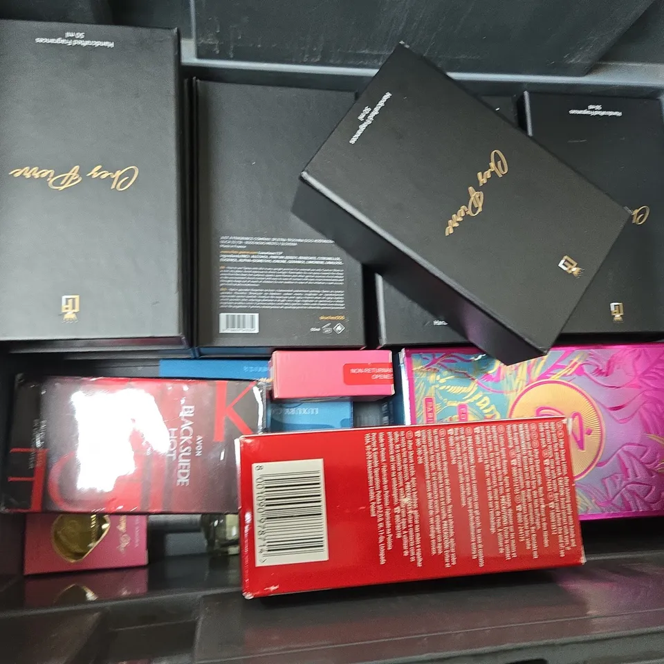 APPROXIMATELY 12 ASSORTED COSMETICS ITEMS TO INCLUDE CHEZ PIERRE EXISTATION EDP, AVON BLACK SUEDE HOT, RITUALS LUXURY AIR FRESHENER, ETC