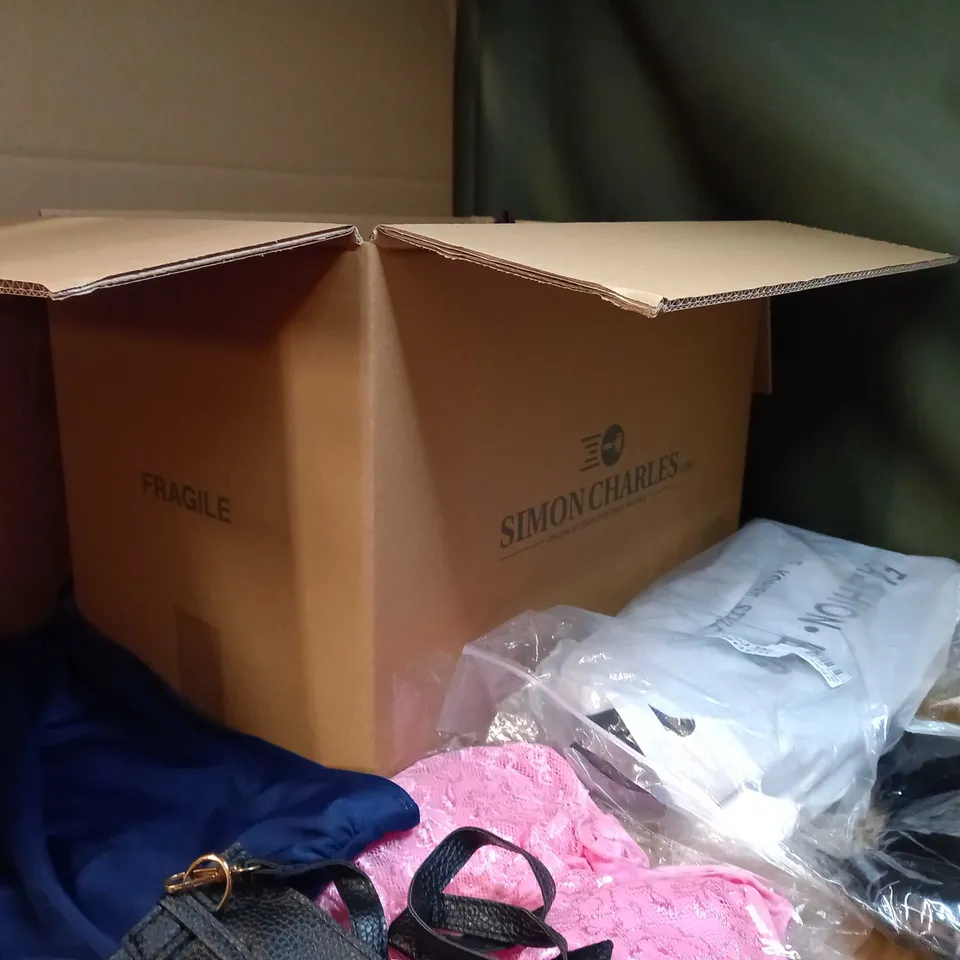 LOT OF APPROX. 15 ASSORTED CLOTHING ACCESSORIES  IN VARYING SIZES/COLOURS/STYLES TO INCLUDE: BAGS, HAT, BOXERS