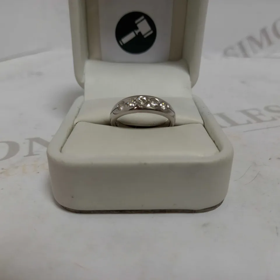DESIGNER 18CT WHITE GOLD FIVE STONE RING SET WITH DIAMONDS WEIGHING +-0.51CT