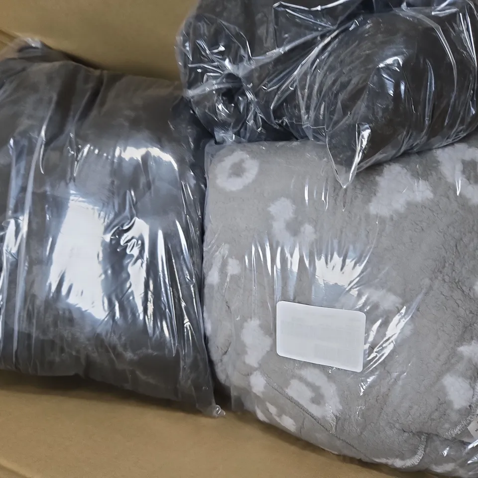 BOX OF APROX 8 ASSORTED CLOTHING AND HOUSEHOLD ITEMS IN VARIOUS STYLES. SIZES, AND COLOURS - COLLECTION ONLY
