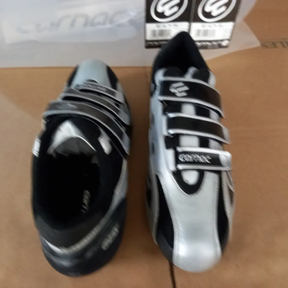 PAIR OF CARNAC EOS CYCLING SHOES WITH RUBBER SOLES IN SILVER BLACK - FR 44 US 11