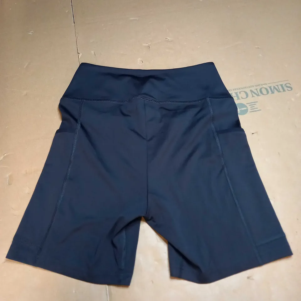 GYMSHARK TRAINING SHORTS IN GREY - SIZE MEDIUM