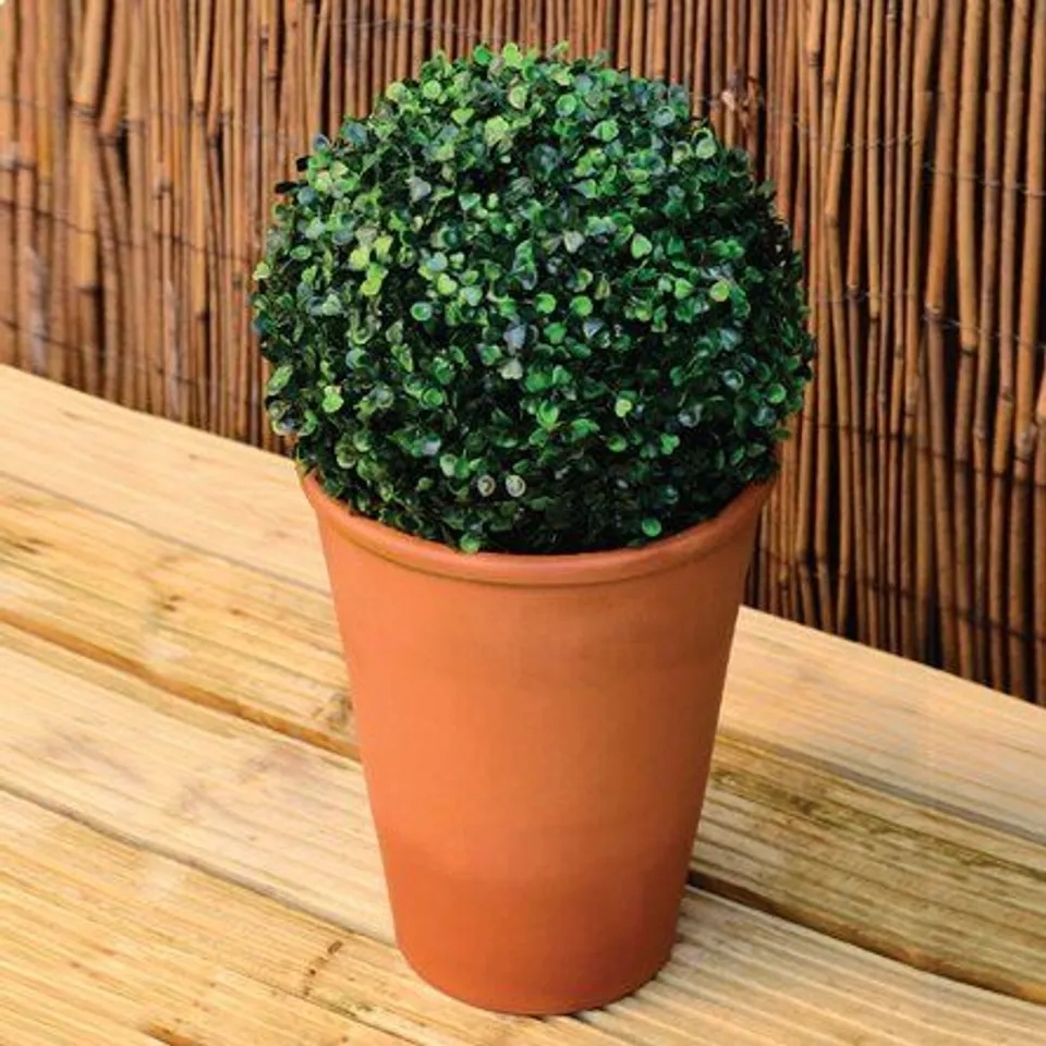 BOXED SOLAR POWERED HOLLY BERRY TOPIARY BALL