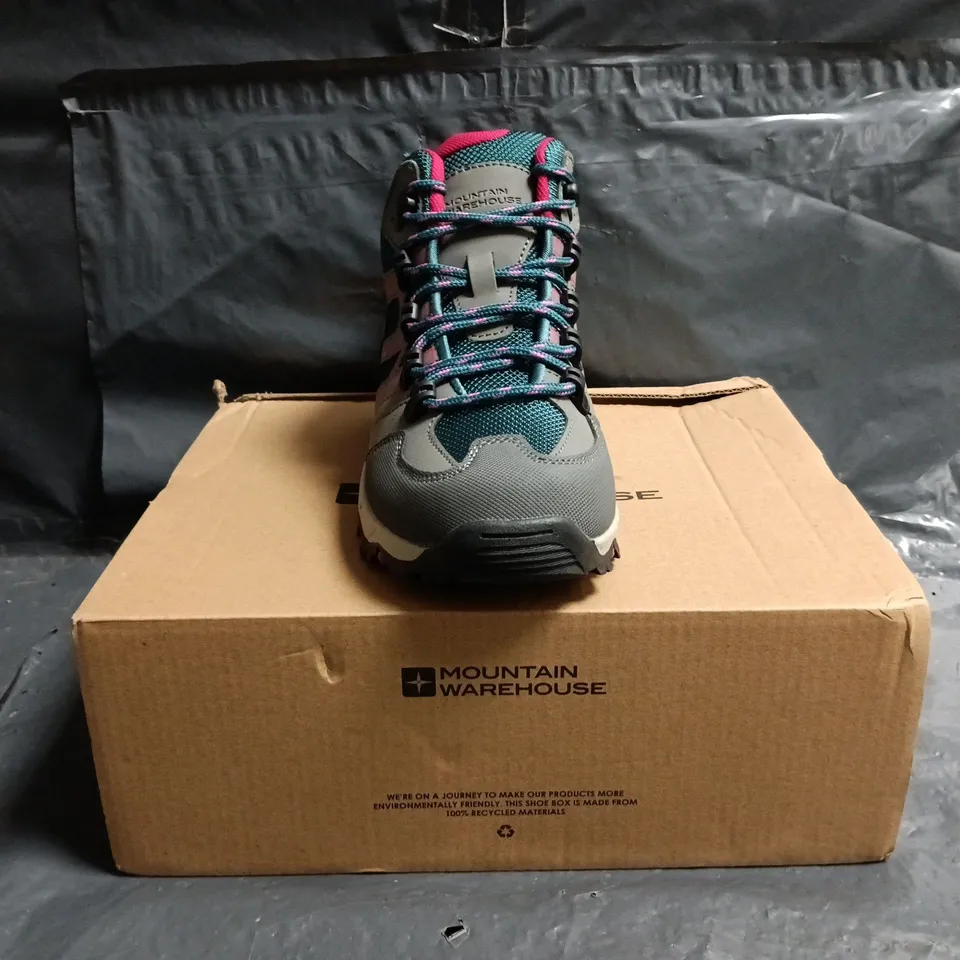 BOXED PAIR OF MOUNTAIN WAREHOUSE OSCAR 2 KIDS WALKING BOOTS IN TEAL SIZE UK 3