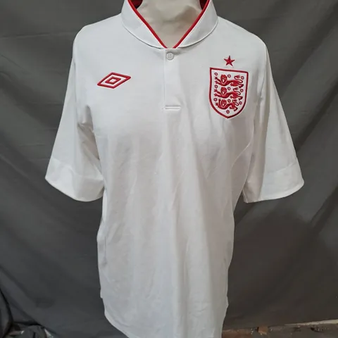 UMBRO ENGLAND SHIRT IN WHITE/RED SIZE GB 40