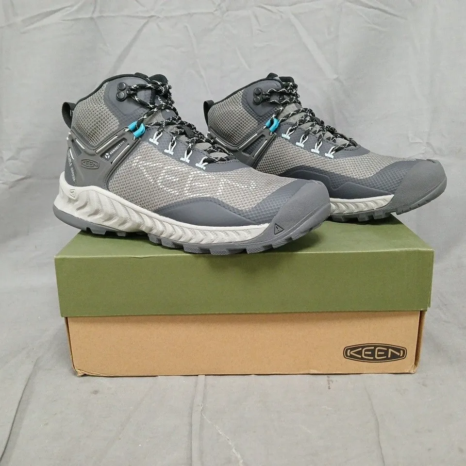 BOXED PAIR OF KEEN NXIS EVO WATERPROOF MID ANKLE BOOTS IN GREY SIZE UK 6