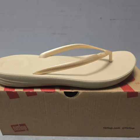 BOXED PAIR OF FITFLOP IQUSHION ERGONOMIC FIT FLOPS IN GOLD COLOUR - UK 6
