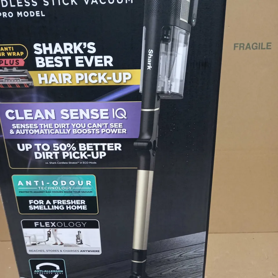 SHARK STRATOS CORDLESS VACUUM W/ANTI HAIR WRAP & CLEAN SENSE IQ IZ400UKT