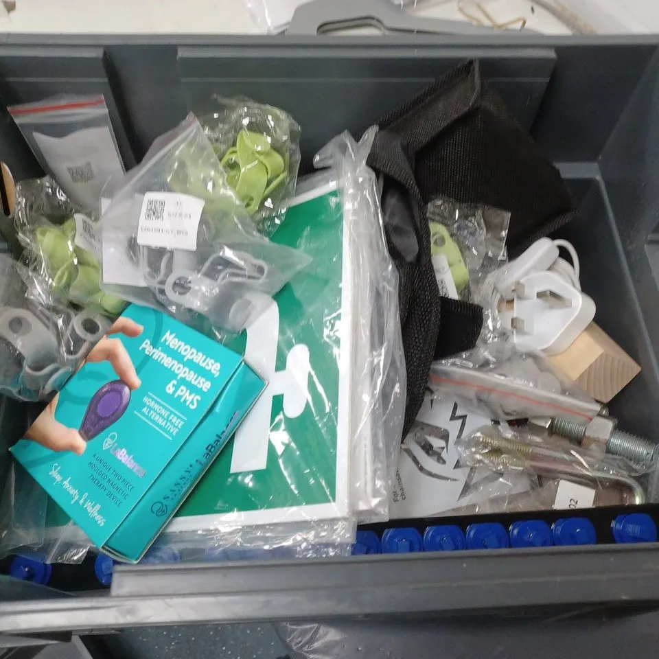 BOX OF APPROXIMATELY 20 ASSORTED HOUSEHOLD ITEMS TO INCLUDE BIKE CHAIN, OIL TESTING KIT AND SMALL TOOLS
