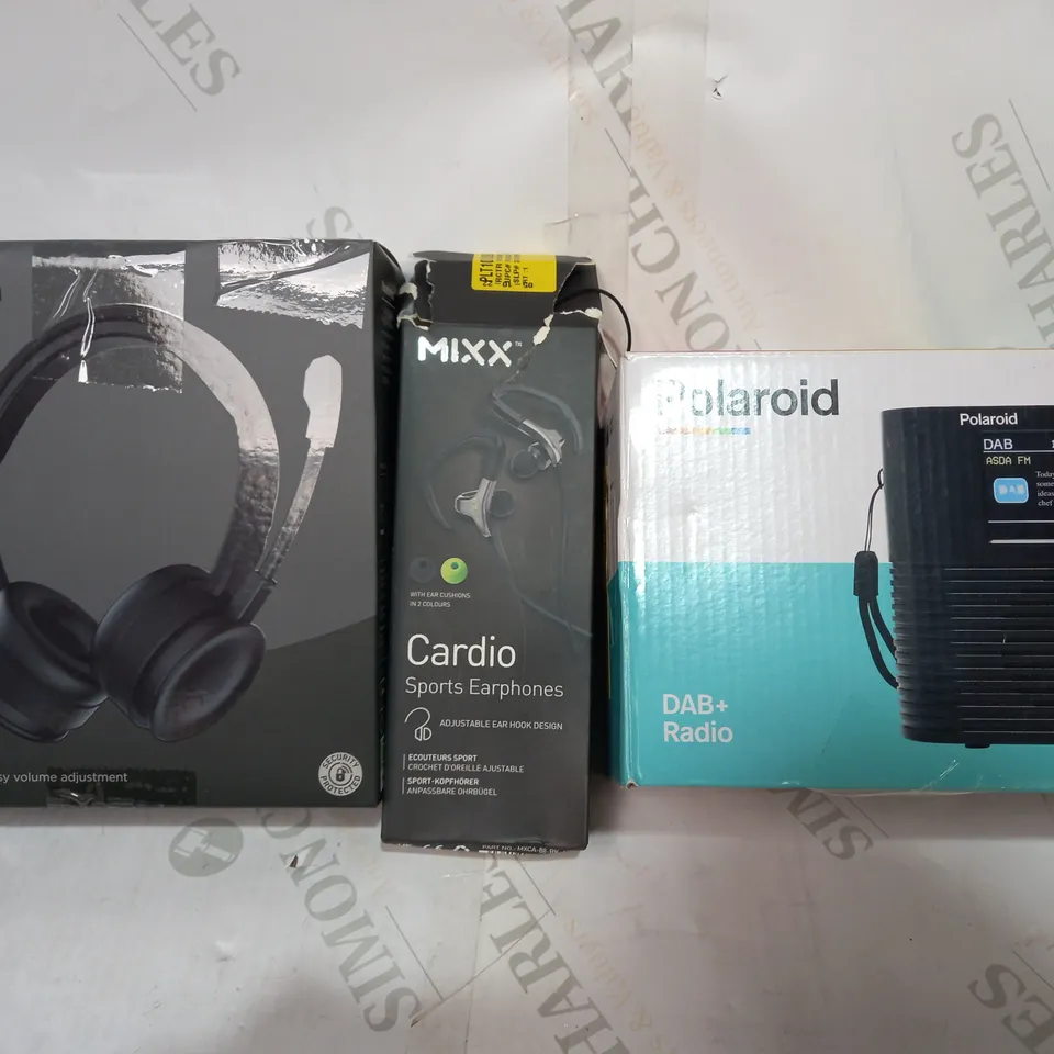 LOT OF APPROXIMATELY 20 ASSORTED HOUSEHOLD ITEMS TO INCLUDE ASDA TECH USB PC HEADSET, MIXX CARDIO SPORTS EARPHONES, POLAROID DAB+ RADIO, ETC