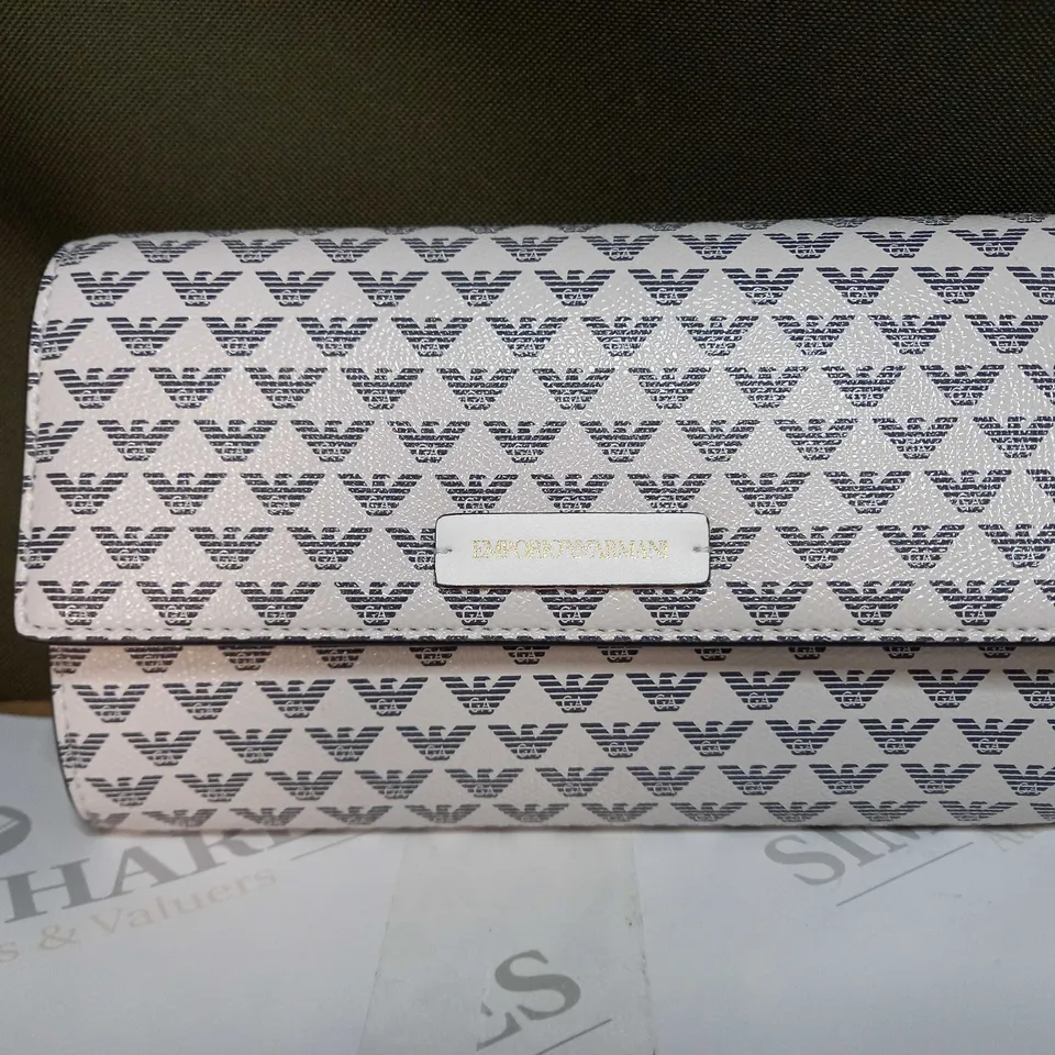 BOXED EMPORIO ARMANI REPEATED LOGO DESIGN PURSE IN WHITE/BLACK
