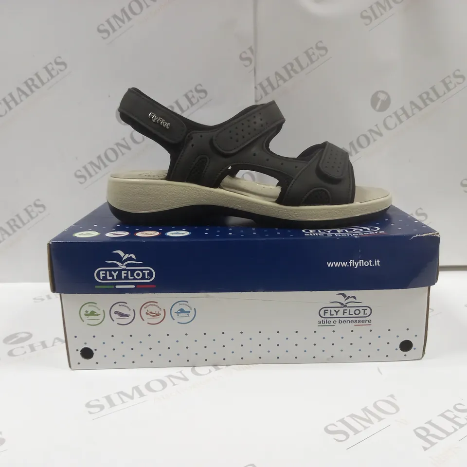 BOXED PAIR OF FLYFLOT FLY35033 TOUCH FASTEN SANDALS UK SIZE 6 