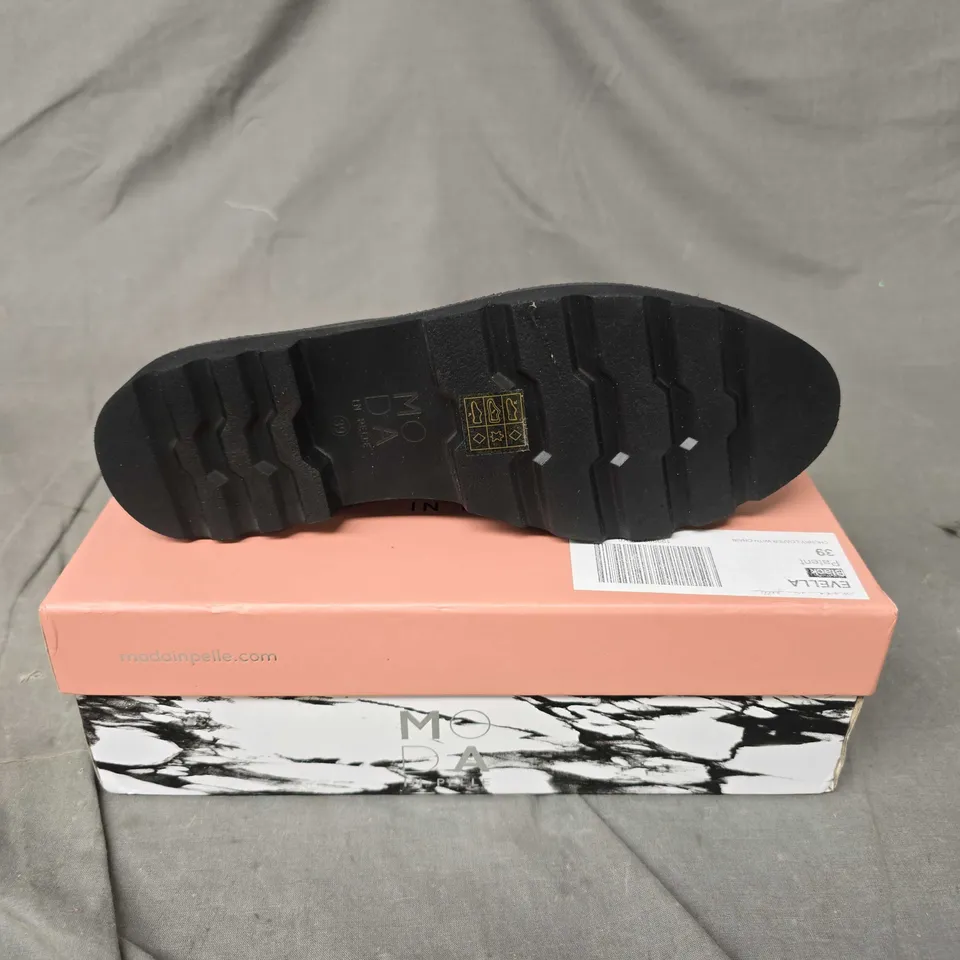 BOXED PAIR OF MODA IN PELLE CHUNKY LOAFER WITH CHAIN - 6