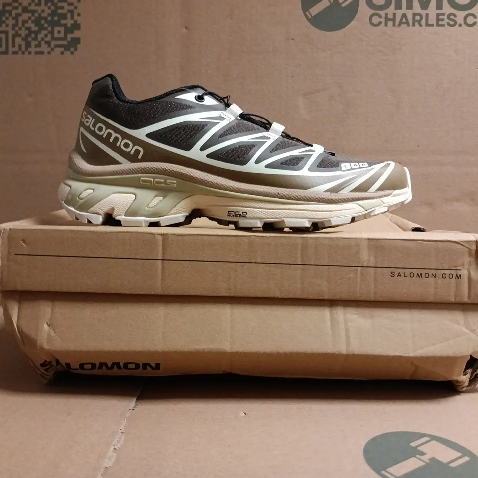 BOXED PAIR OF SALOMON XT-6 RECUT TRAINERS IN BROWN/VANILLA SIZE UK 4